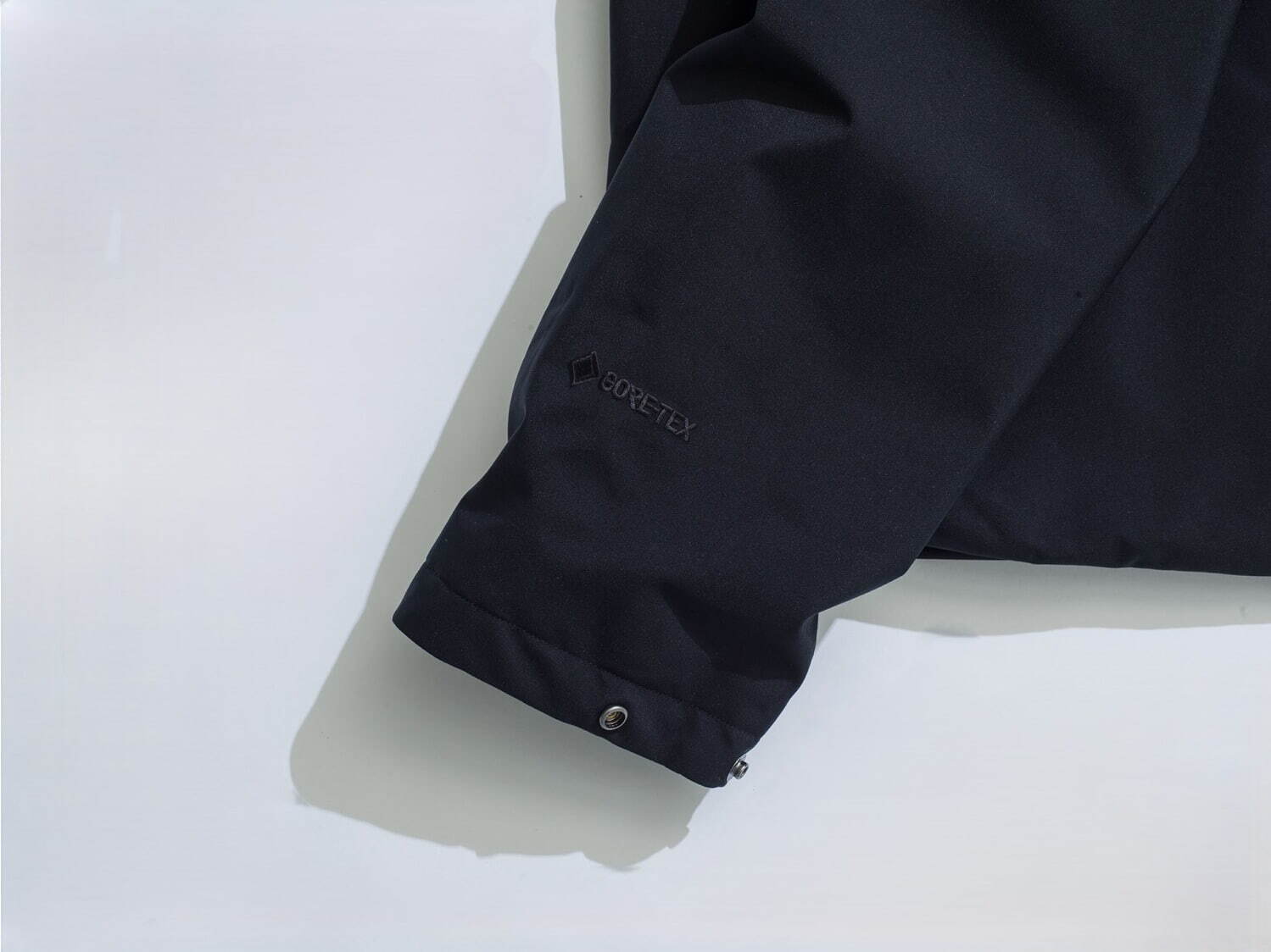 ゴールドウインの“ゴアテックス仕様”オールブラックダウンジャケット