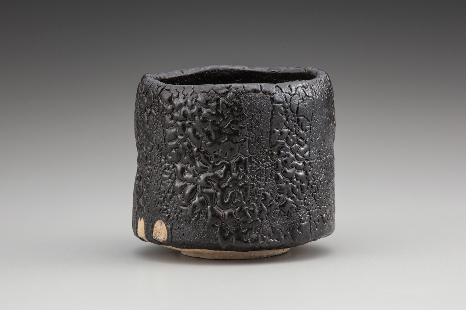 人間国宝の陶芸家・加藤孝造の展覧会、岐阜県現代陶芸美術館で - “漆黒