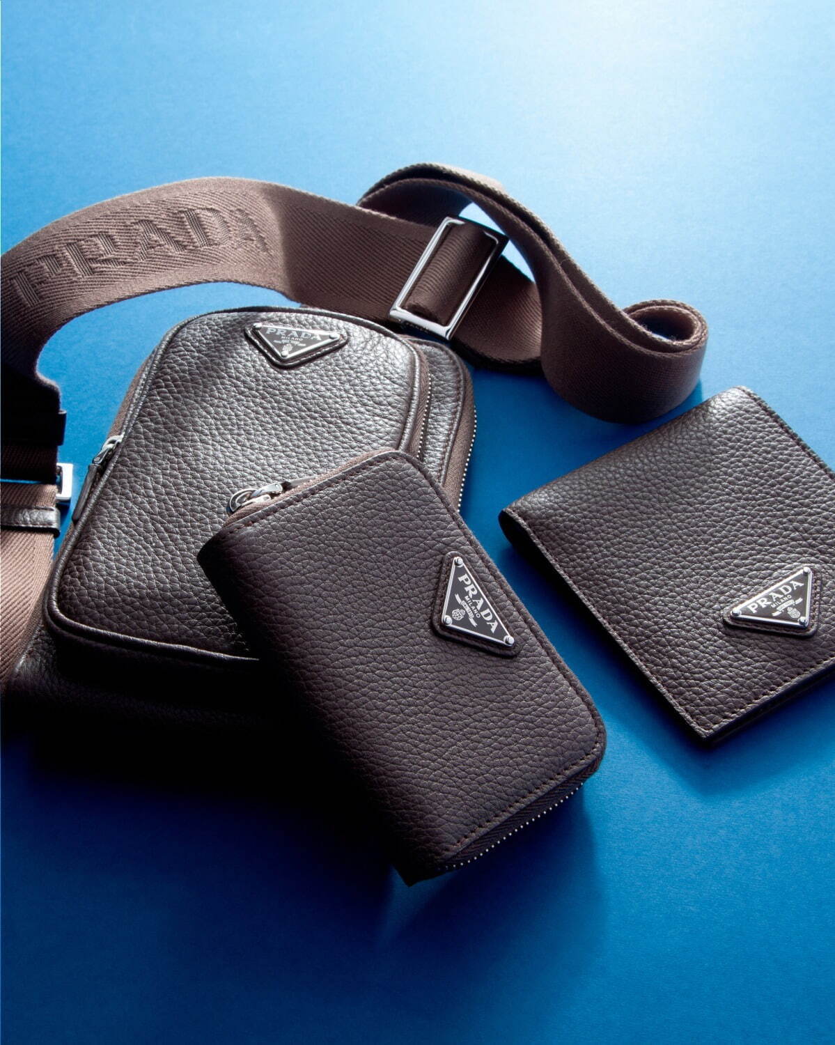 プラダ24年冬メンズ財布、シックな“グレーブラウン”の長財布や