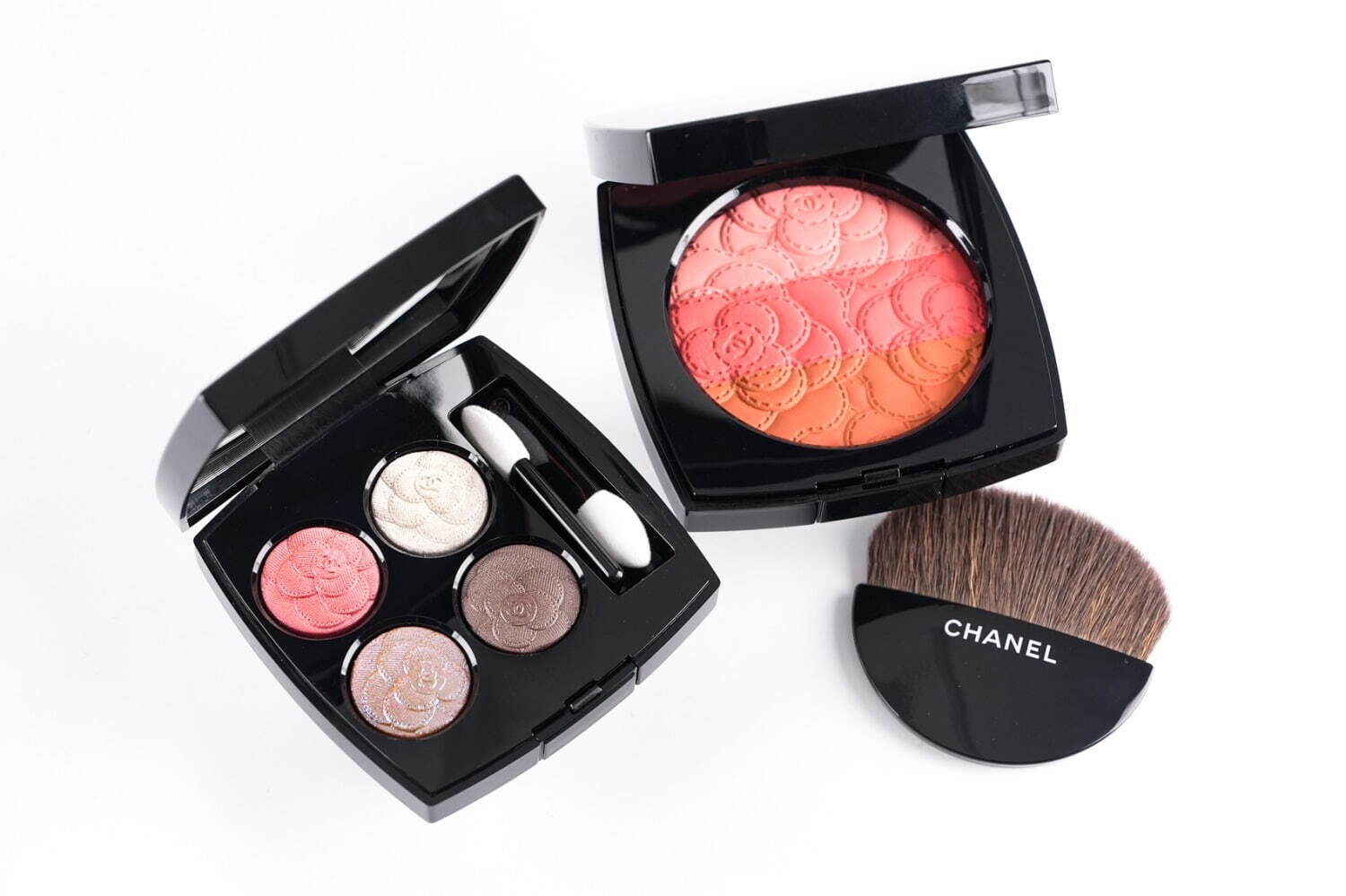 シャネル2025年春コスメ「カメリア」モチーフの4色アイシャドウ