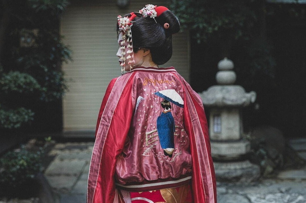 テーラー東洋“舞妓”刺繍のスカジャン、桜咲き誇る春＆雪降る冬デザイン