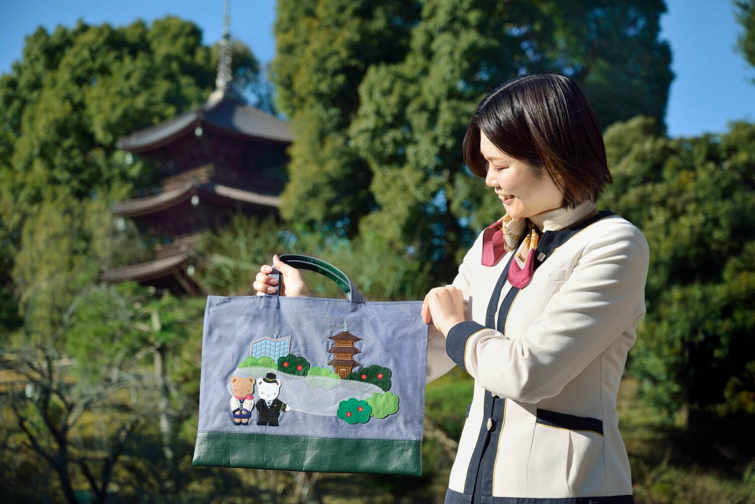 ファミリア×ホテル椿山荘東京のデニムバッグ、ホテル制服姿のクマ