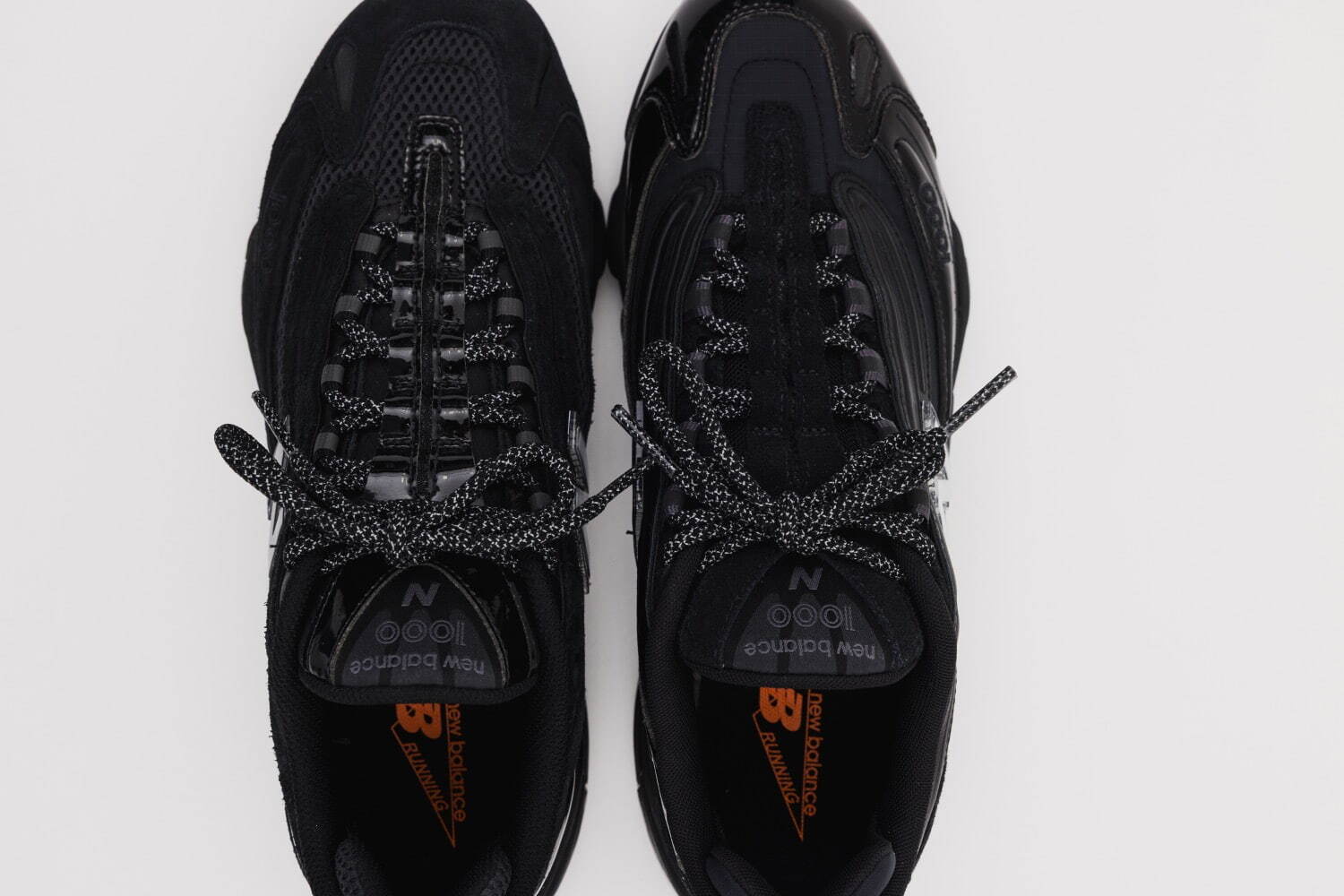 ニューバランスの流線形スニーカー「1000」“オールブラック”異素材