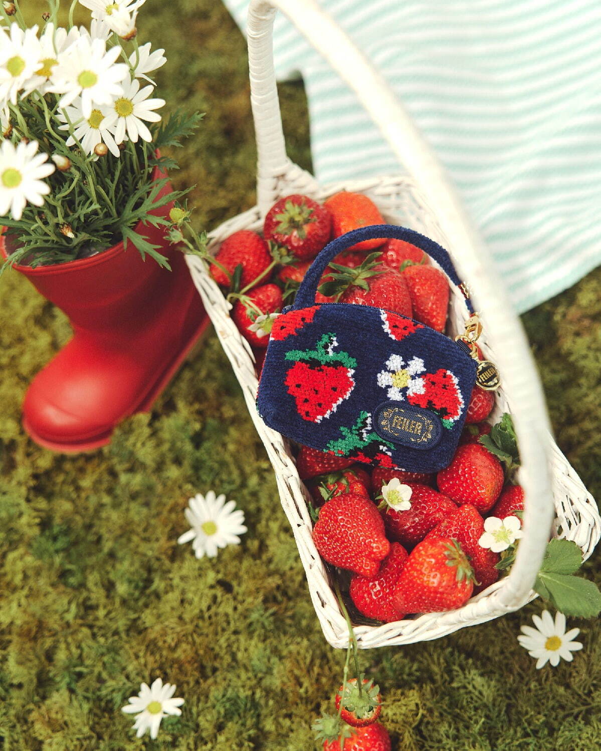 ミュベール × フェイラー“幸せ運ぶ”ハチとイチゴのミニボストンバッグ