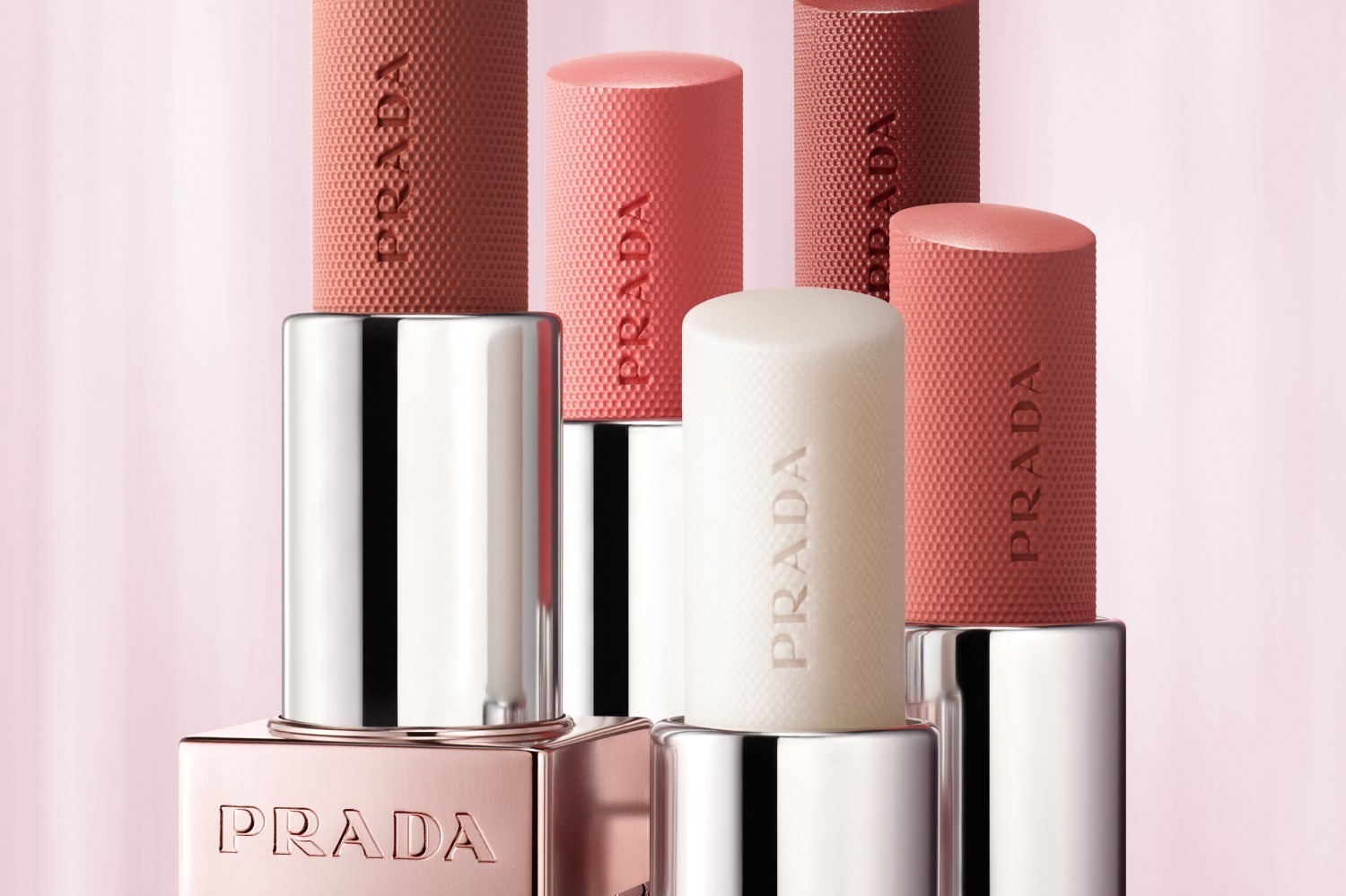 プラダ ビューティ25年夏コスメ、“きらきらマイクロラメ入り！”艶めく