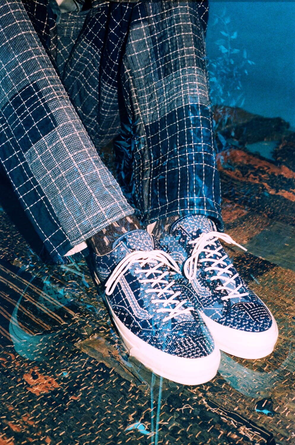 Vans×ファンダメンタル“刺し子”着想スニーカー、藍色ニットアッパー