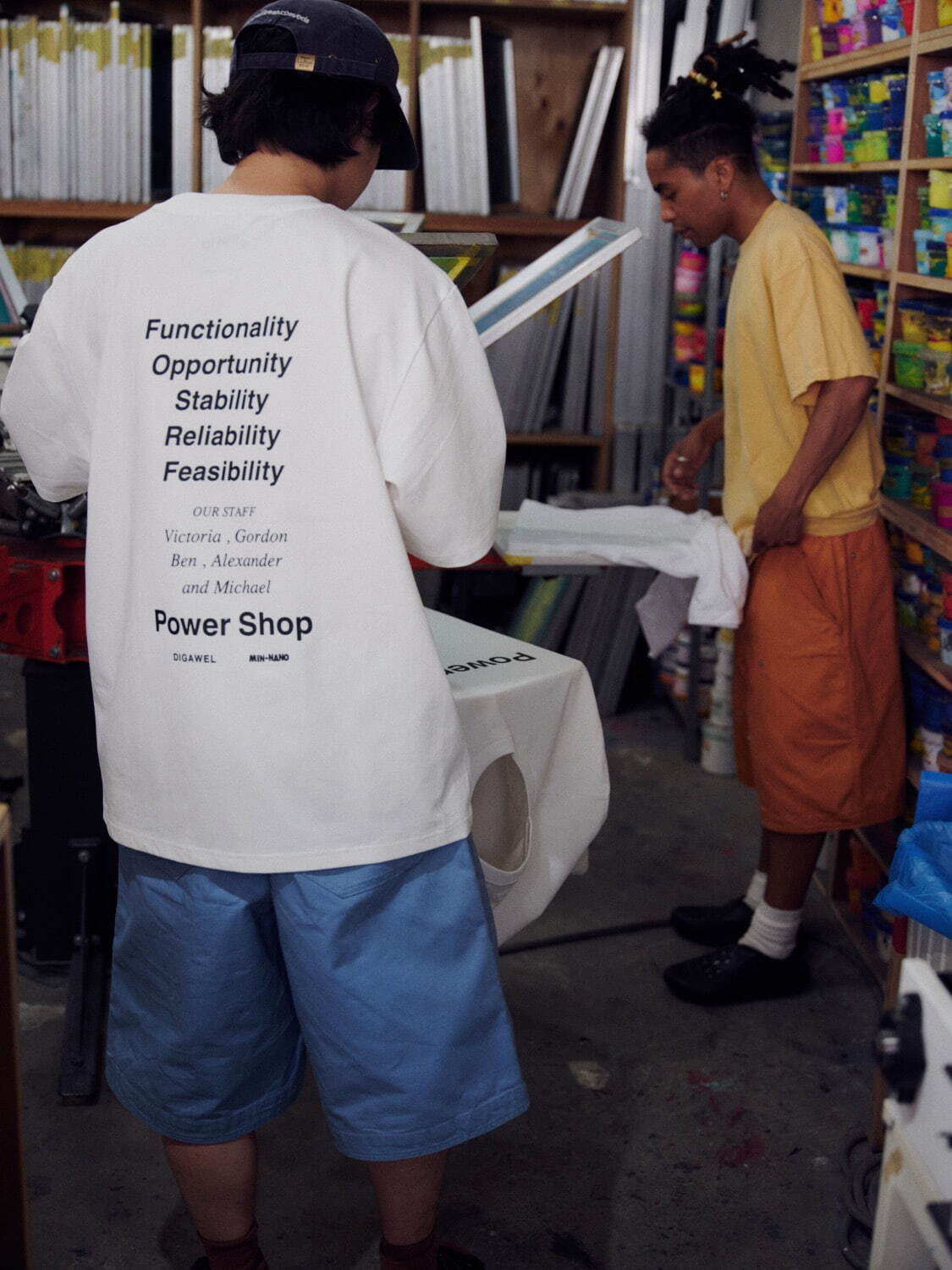 ディガウェル×ミンナノ“オーバーサイズ”のストライプ柄シャツ＆バギー