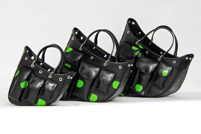 ザ・ビートルズ・コム デ ギャルソン「アップル柄」バッグにポケット