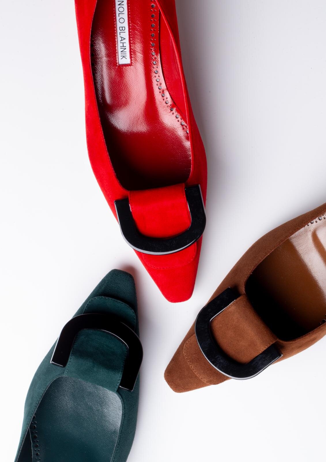 マノロ ブラニク”U字型ブラックリング”のパンプス、深みカラーの