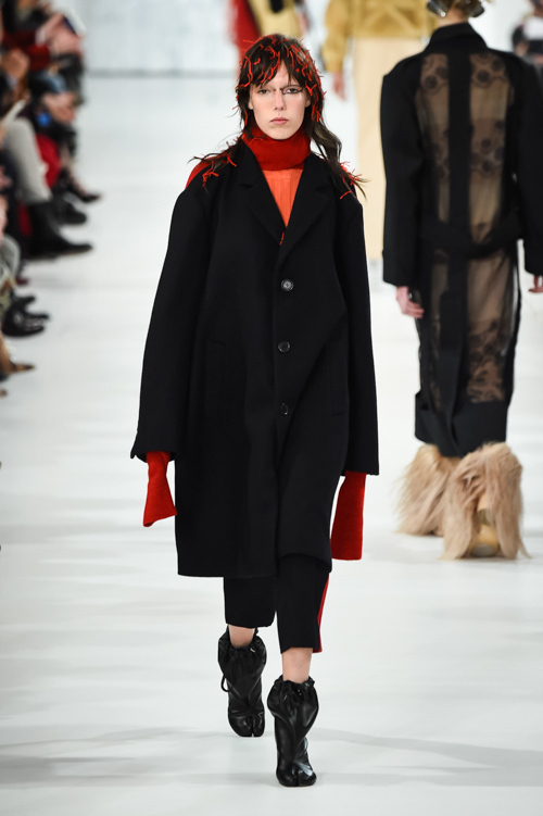 メゾン マルジェラから新作「タビ」シューズ登場、「赤」と「黒」で