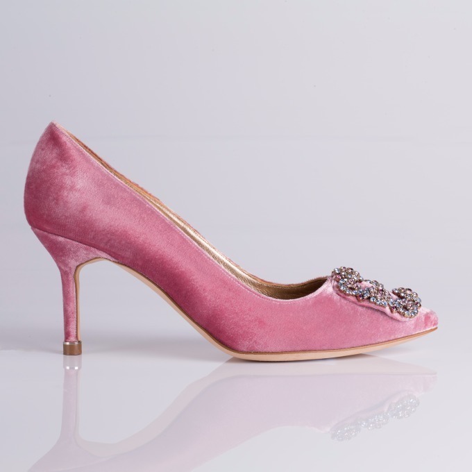 マノロ ブラニク初の日本限定「ハンギシ」上品なベルベットパンプスに