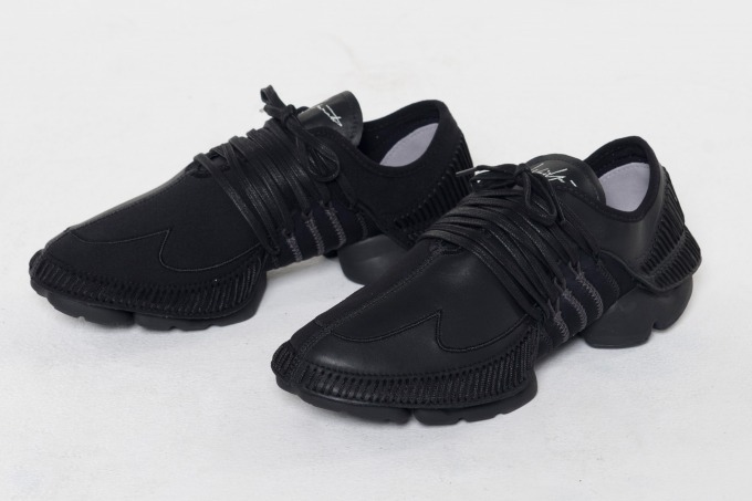 ヨウジヤマモト×アディダスの新作スニーカー、異素材を大胆に合わせた