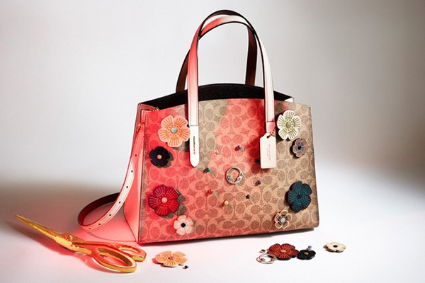コーチから、水原希子カスタマイズによるバッグを限定発売