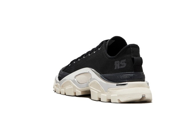 アディダス バイ ラフ・シモンズのスニーカー「デトロイト ランナー