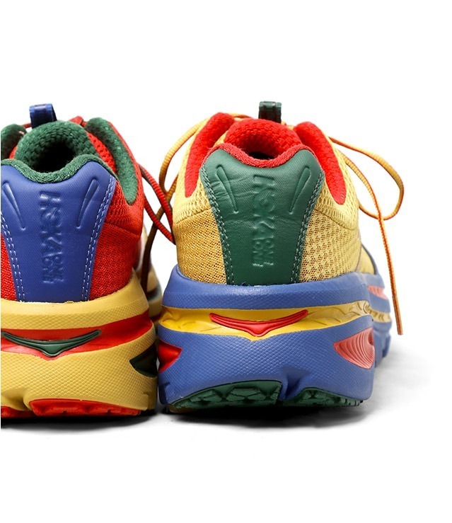 エンジニアド ガーメンツ×ホカ オネオネのスニーカー、左右で色の