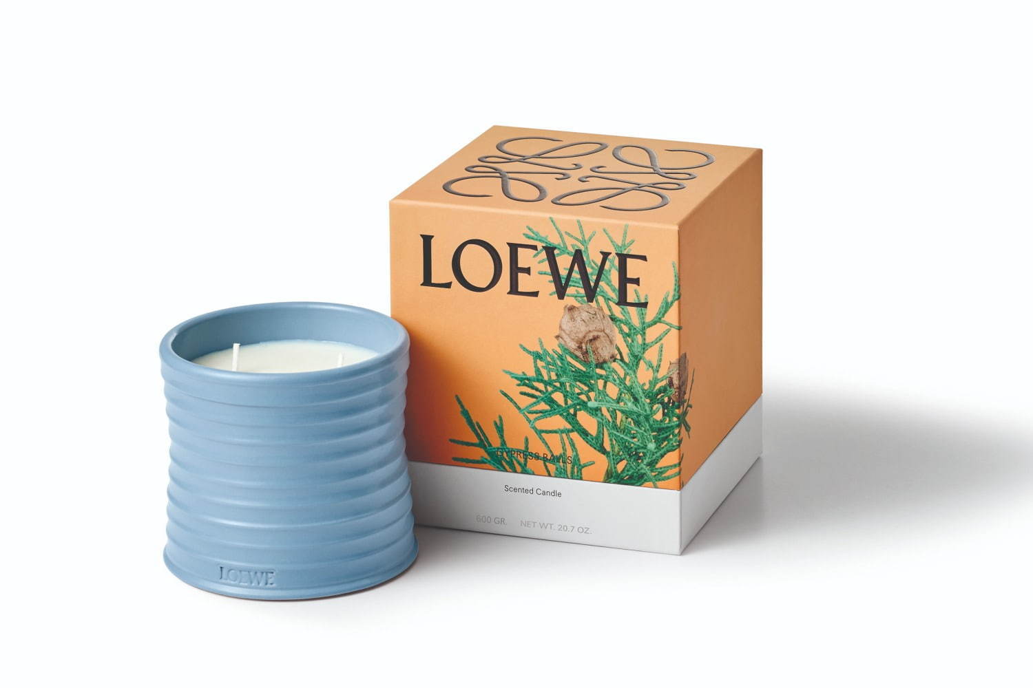 ロエベ初のルームフレグランス、カラフルなポット入りキャンドル