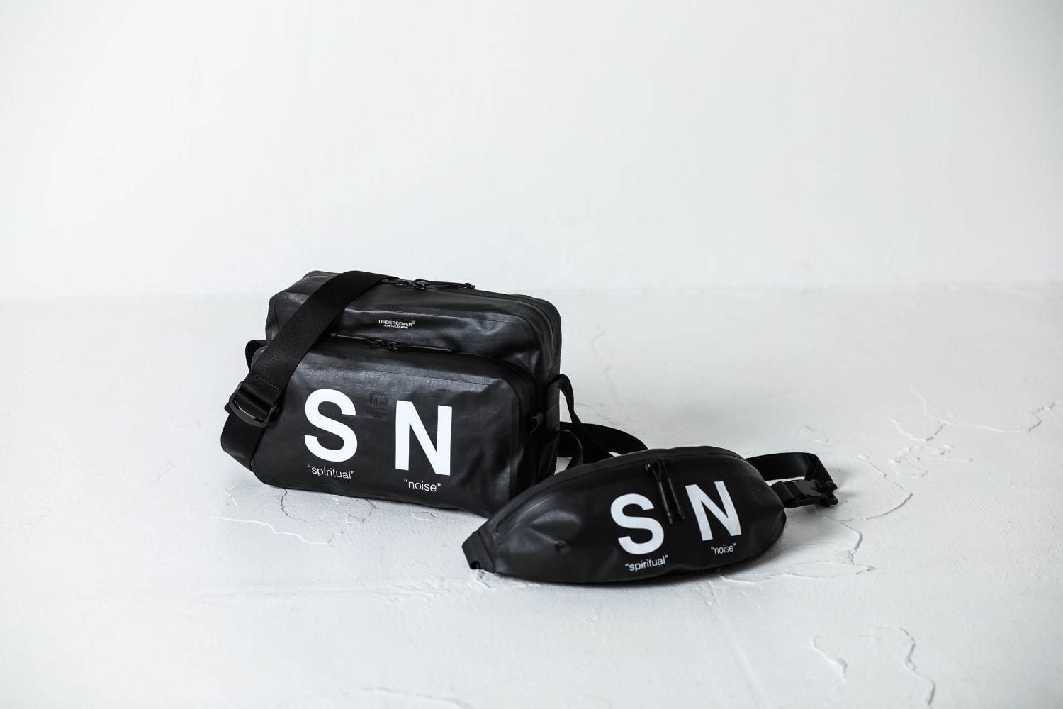 アンダーカバー×ラミダスのバッグ、グラフィックプリントを配した黒