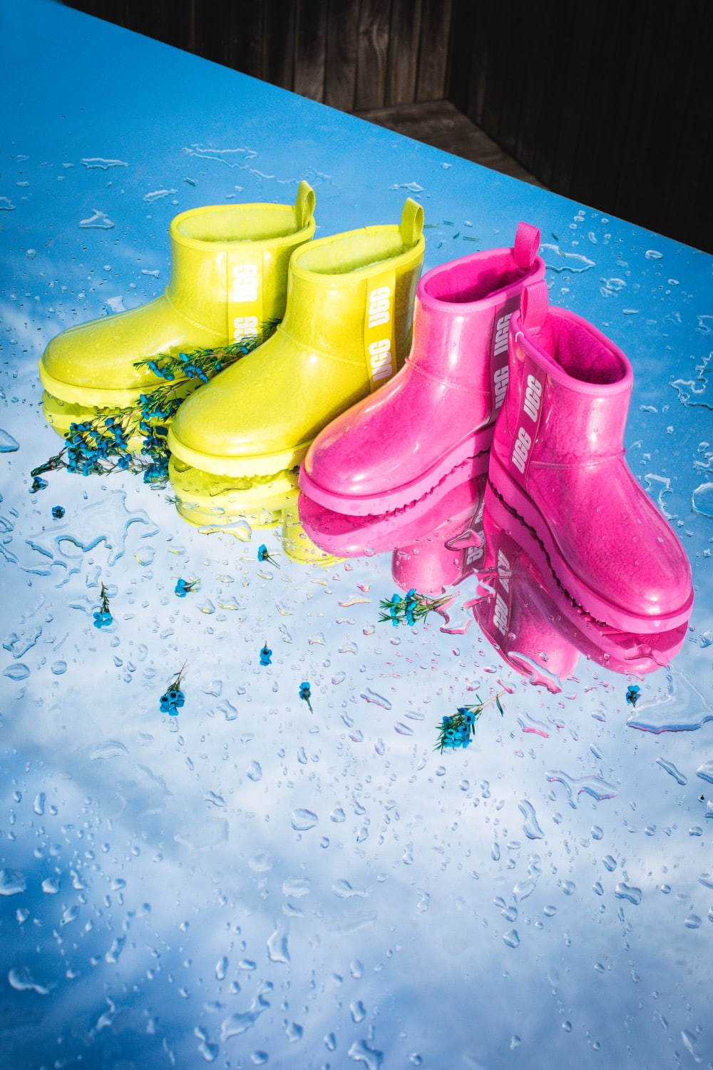 UGGの新作ブーツ「クラシック クリア ミニ」クリア素材アッパー×鮮やか