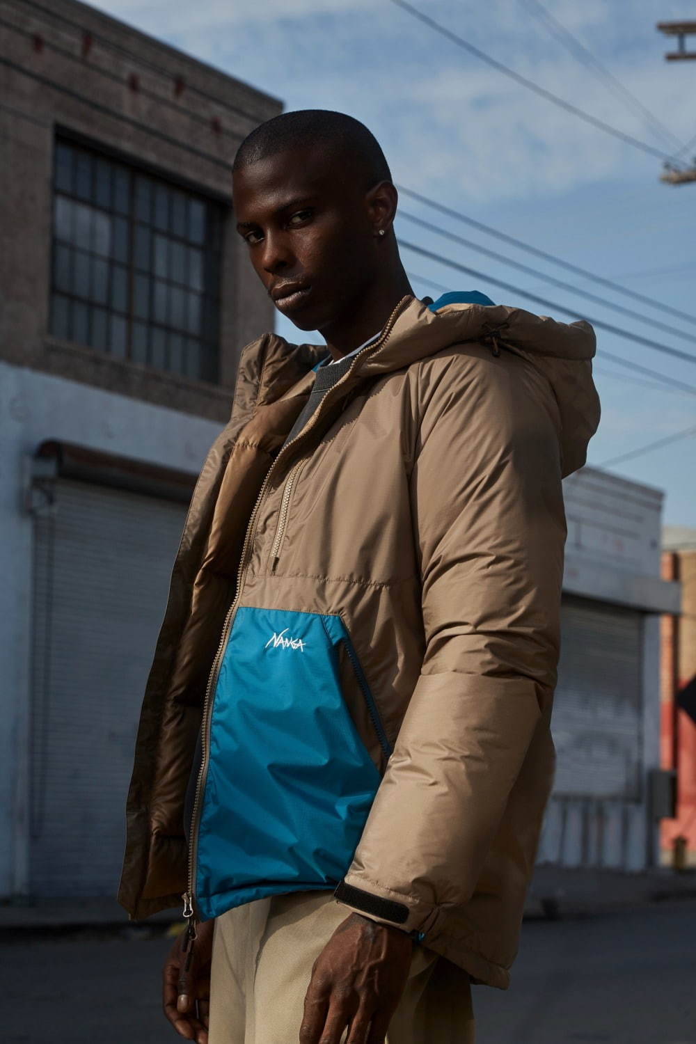 ウィンダンシー×ナンガのロゴ入りダウンジャケット、鮮やかブルー