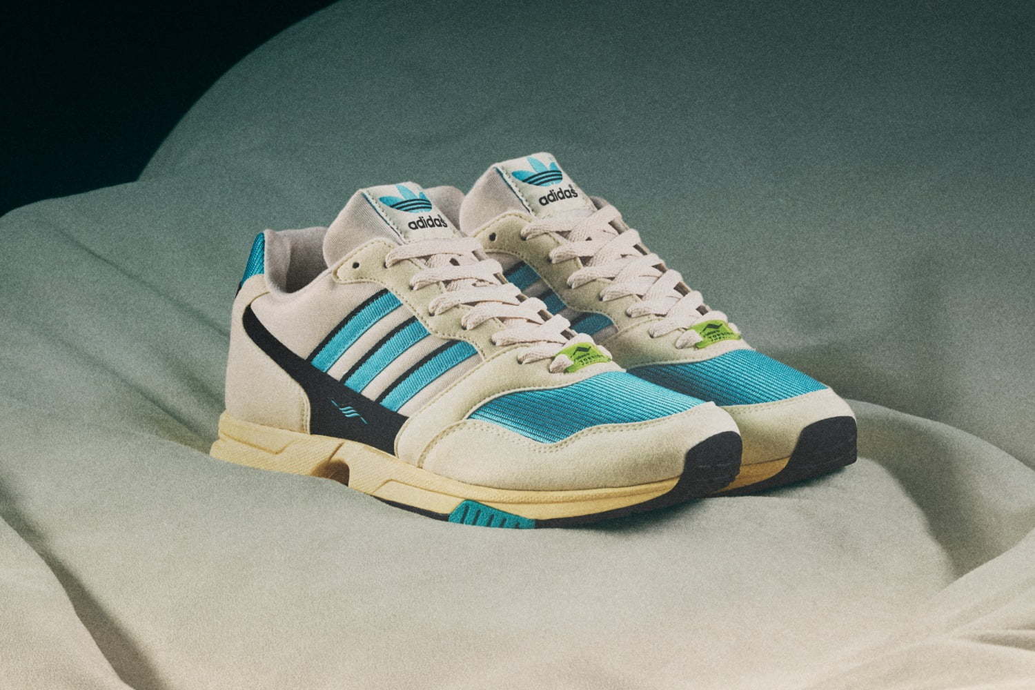 アディダス オリジナルスから鮮やかブルーのレトロスニーカー、全26足