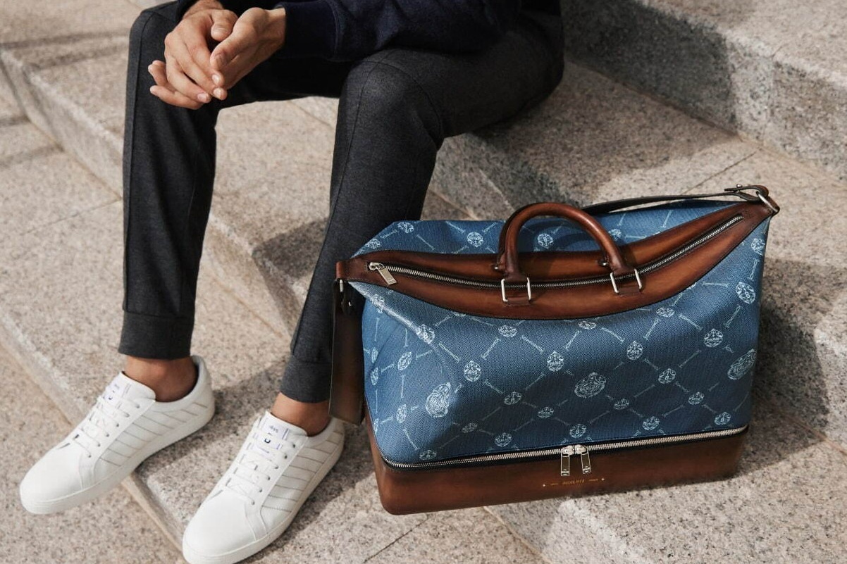 ベルルッティ2022年春新作「シグネチャーキャンバス」“爽やかブルー”の