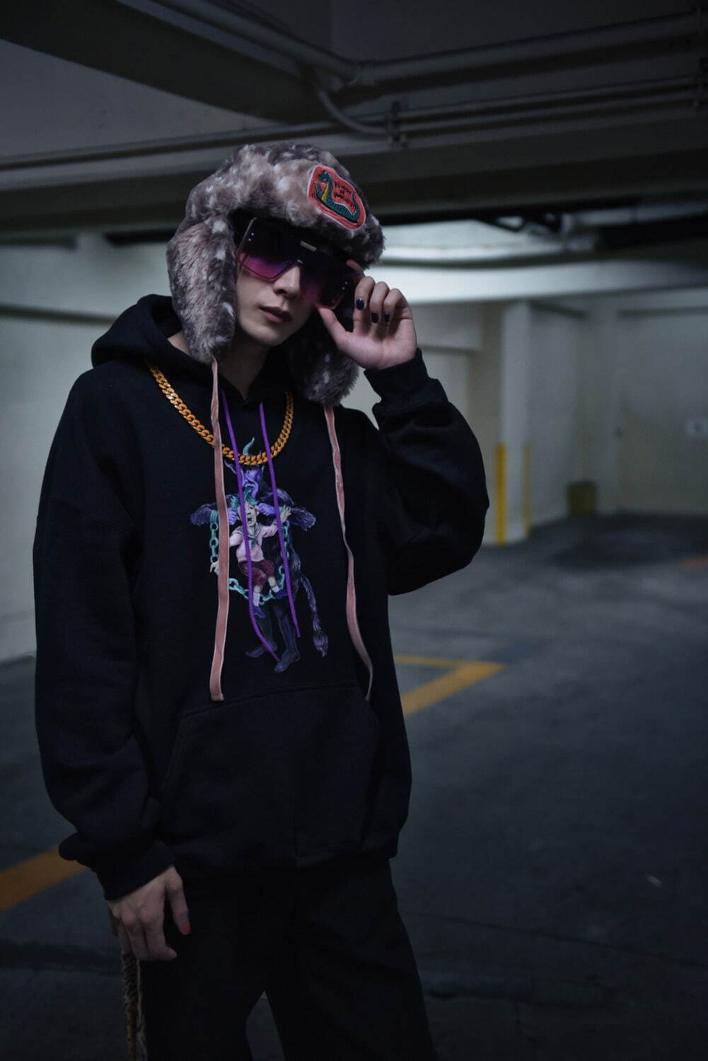 ミルクボーイ×マダラニンゲン“悪魔プリント”を施したシャツ＆暗闇で