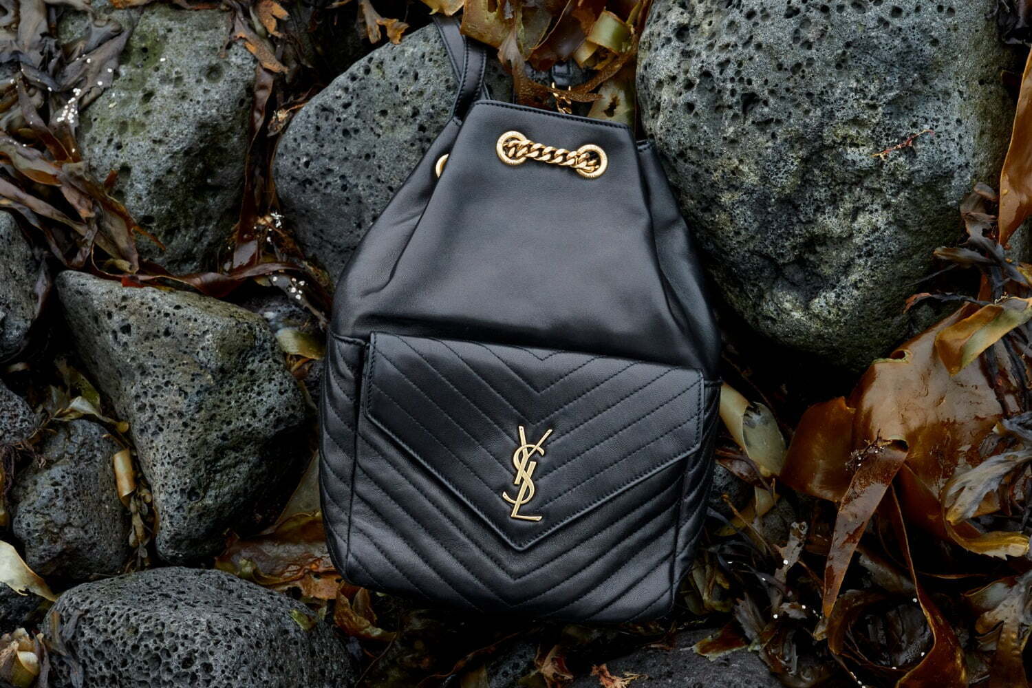 サンローランの新作バッグ「ジョー」YSLロゴ＆ゴールドチェーンを飾っ