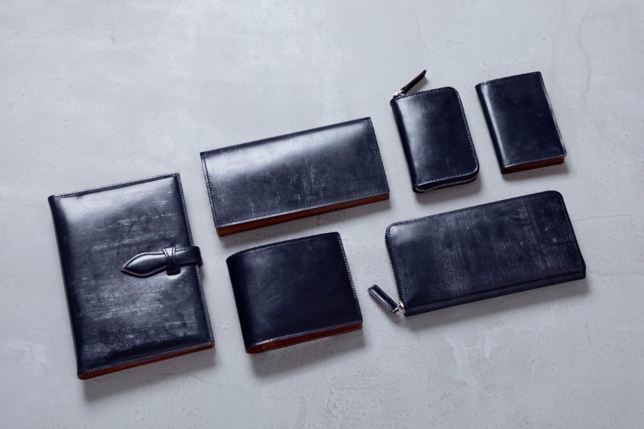 土屋鞄製造所の英国レザー製小物「ブライドル」新色ネイビー、深く上品