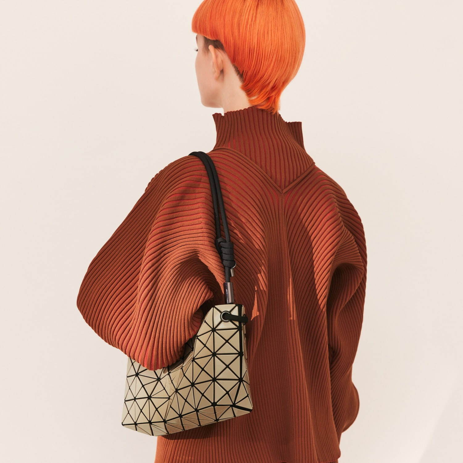 BAO BAO ISSEY MIYAKE新作、フォルムが変化する2WAYショルダーバッグ