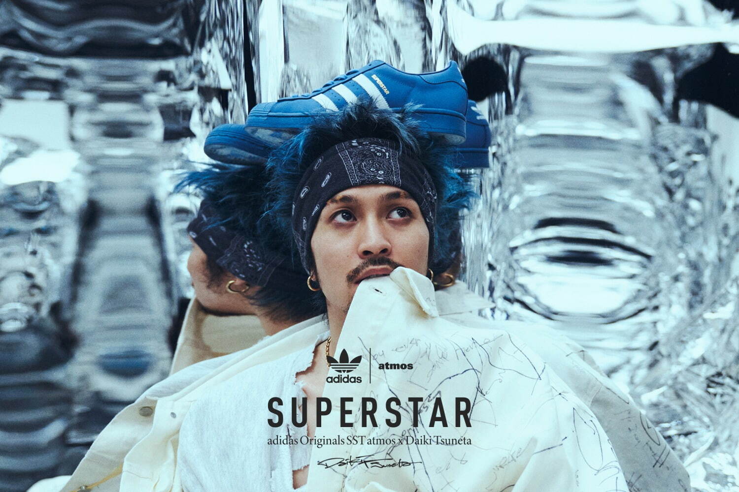 King Gnu常田大希×アディダス×アトモスのスニーカー、薄群青色の