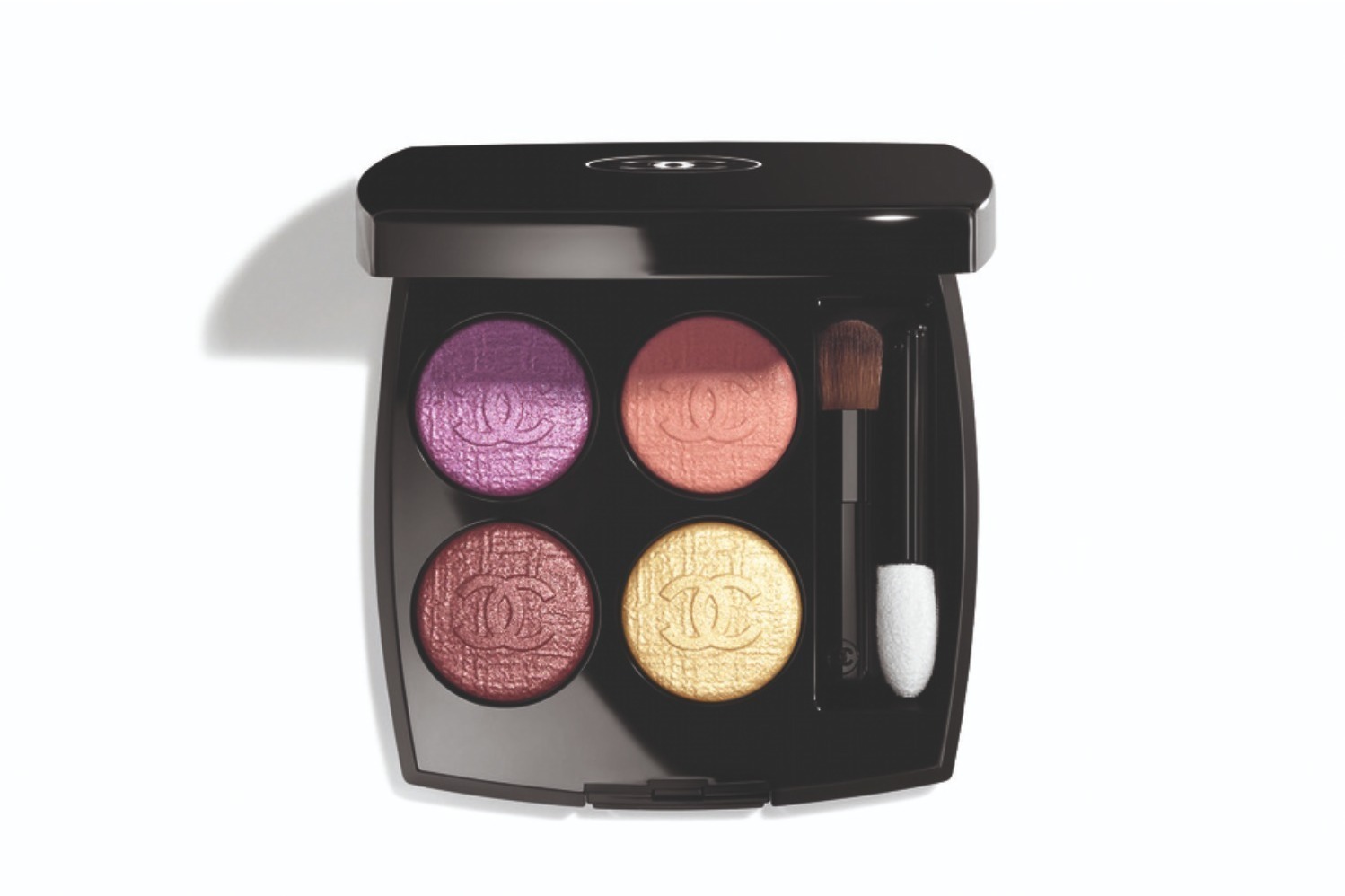 シャネル23年春コスメ、“パステル ツイード”着想のCCロゴ入りアイ