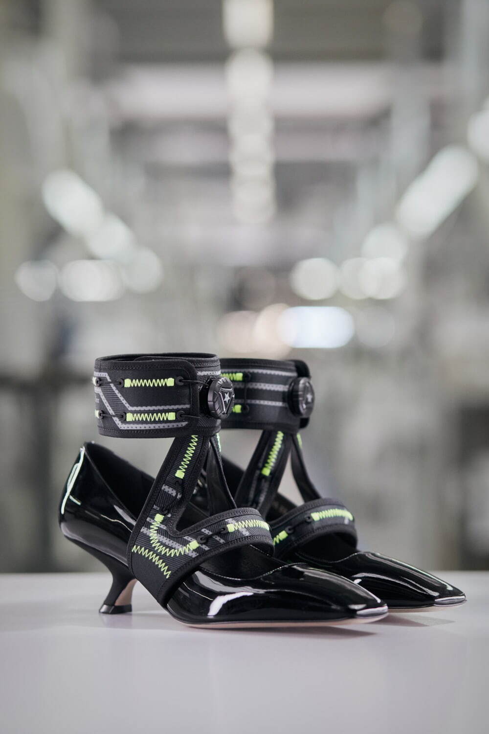 ディオール 62-22」パンプス、“ミモザ”の花が咲く刺繍デザインや