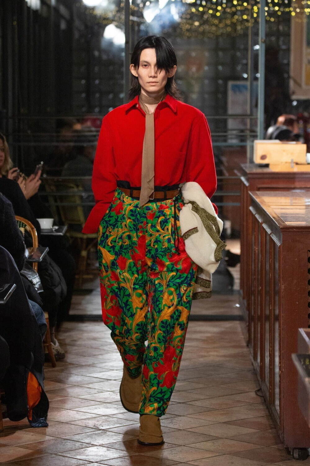 ベッドフォードの新作、“洋館の内装”着想の植物柄トップス＆ラメ糸