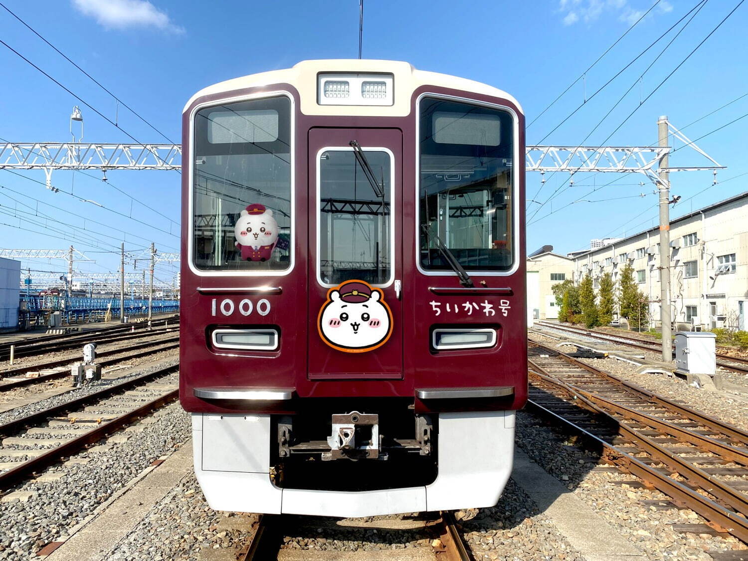 ちいかわ×阪急電車」マルーンカラーの制服を着たハチワレ＆うさぎの