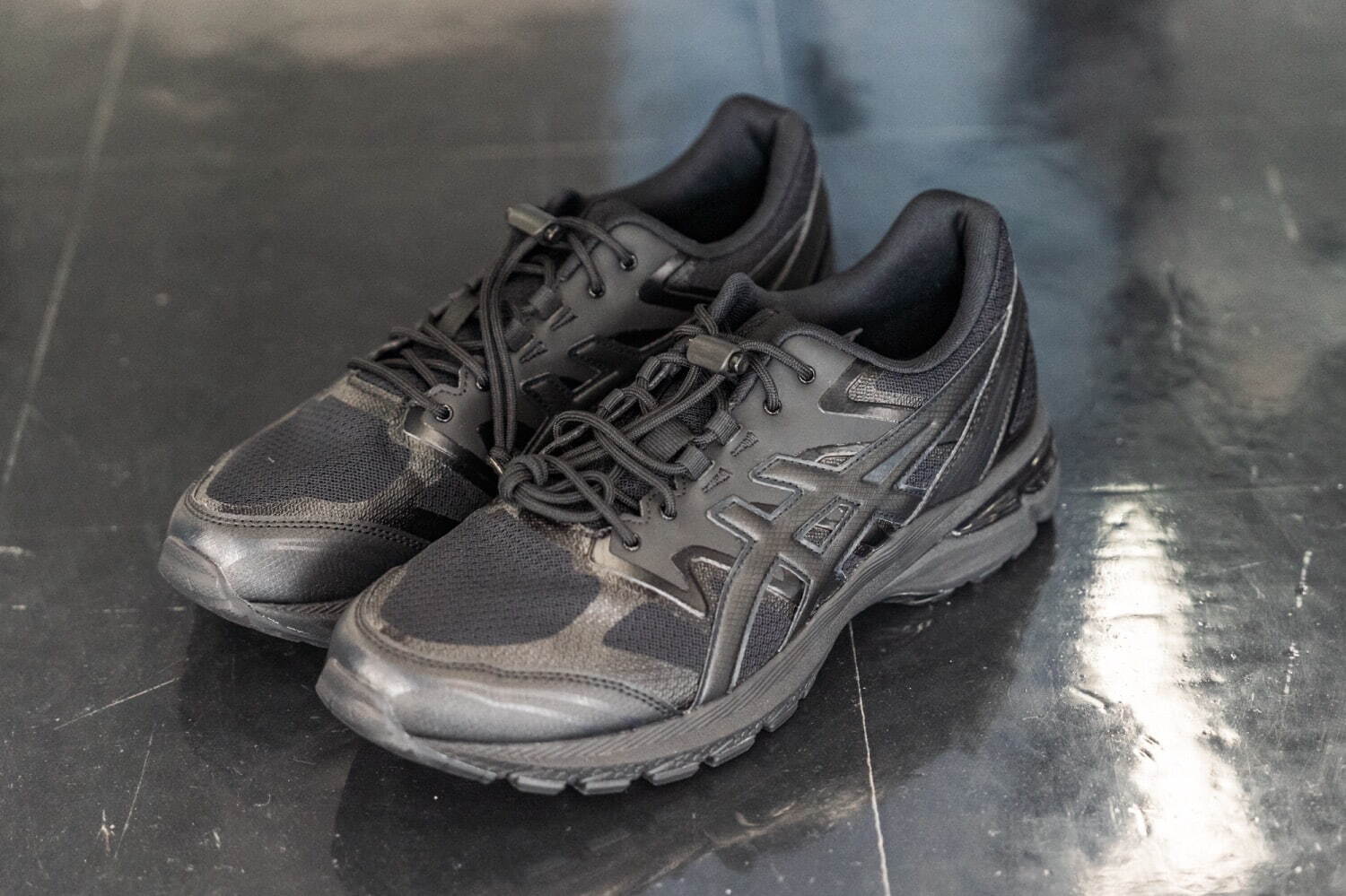 コム デ ギャルソン・シャツ×アシックスの“モノトーン”スニーカー