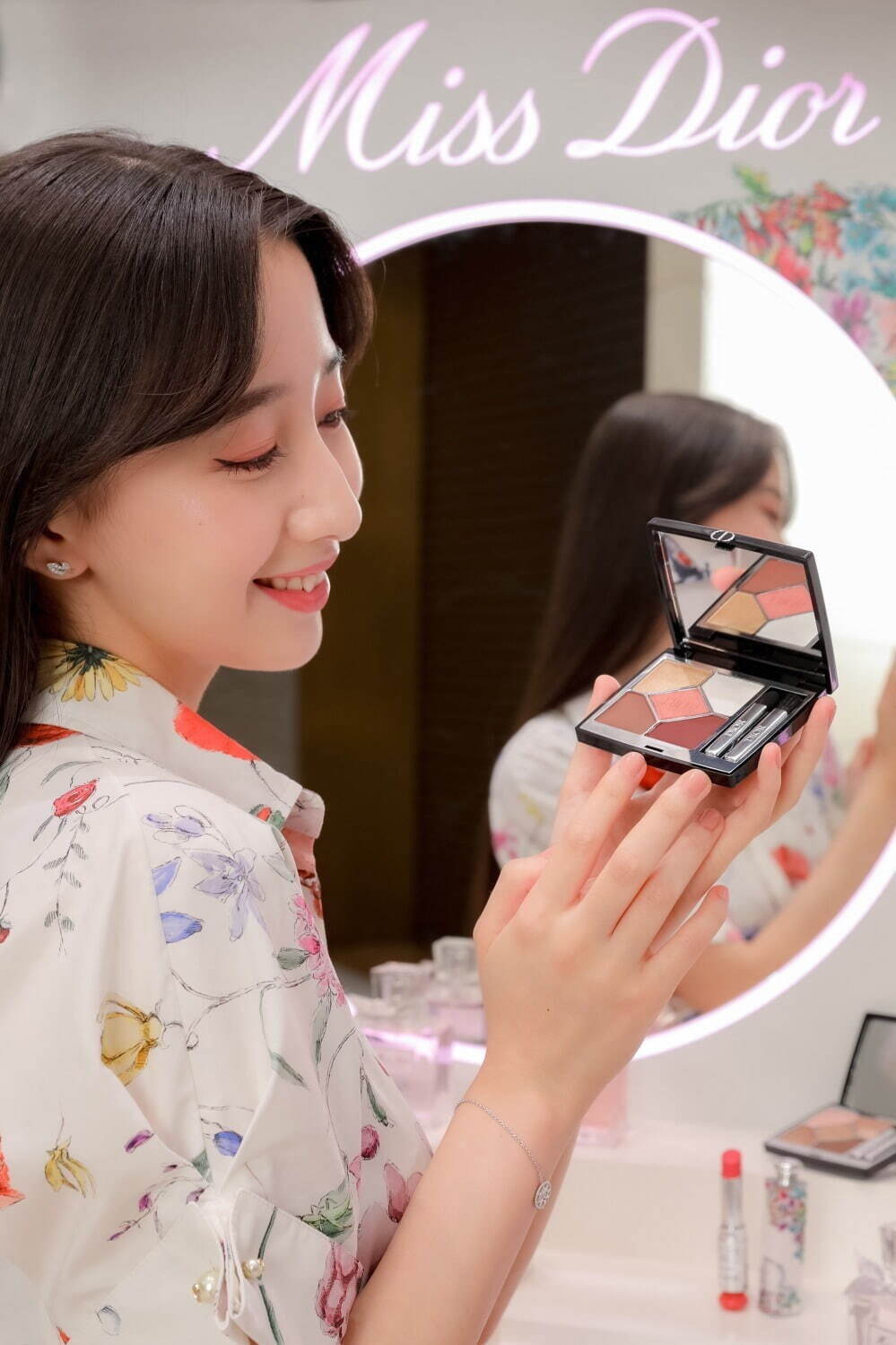 ディオール“メゾンのドレスルーム”着想23年秋コスメ、花々に彩られた