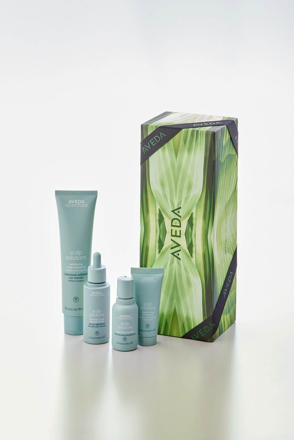 アヴェダ23年クリスマスコフレ、銘品ブラシ&2WAYトリートメントセット