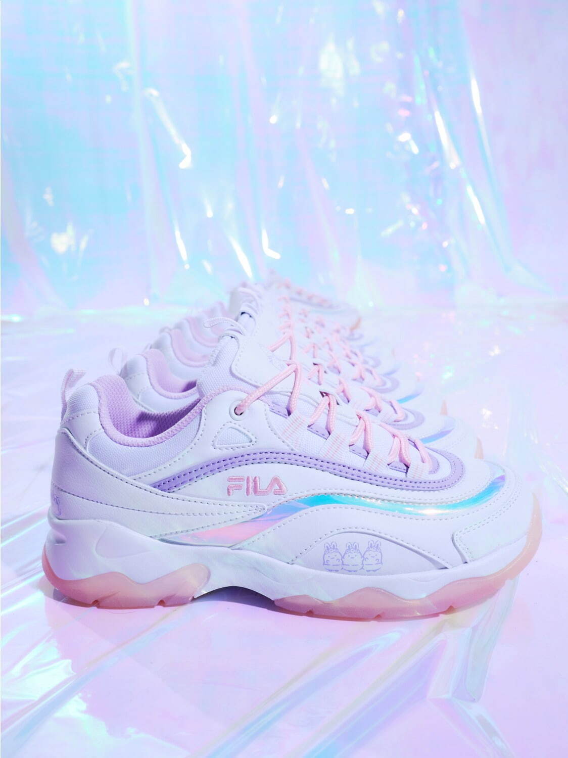 フィラ「すみっコぐらし」“オーロラライン入り”厚底スニーカー