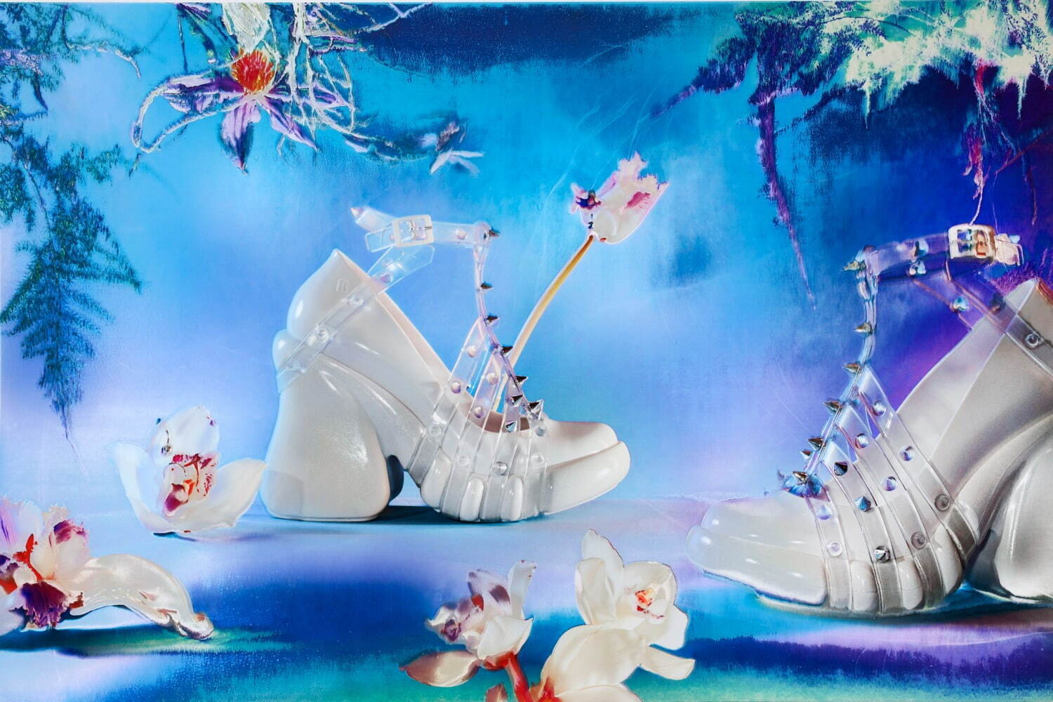 ジャンポール・ゴルチエ×メリッサの厚底サンダル、スパイク付きクリア