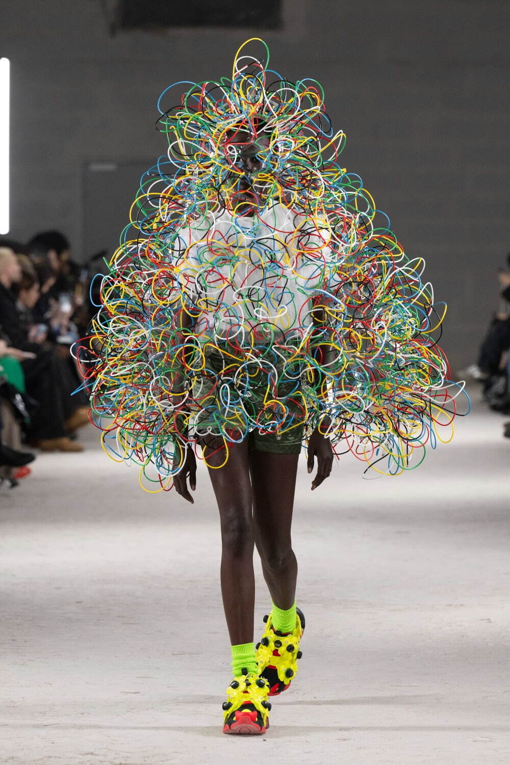 ノワール ケイ ニノミヤ 2024-25年秋冬コレクション、みずみずしく輝く