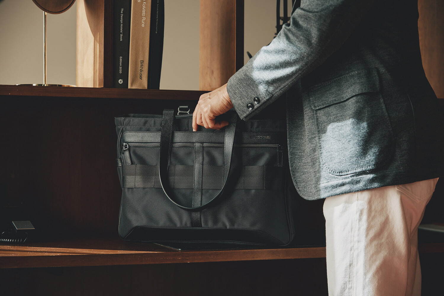 ブルックス ブラザーズ×ブリーフィング、“ナイロン×防水レザー”の3WAY