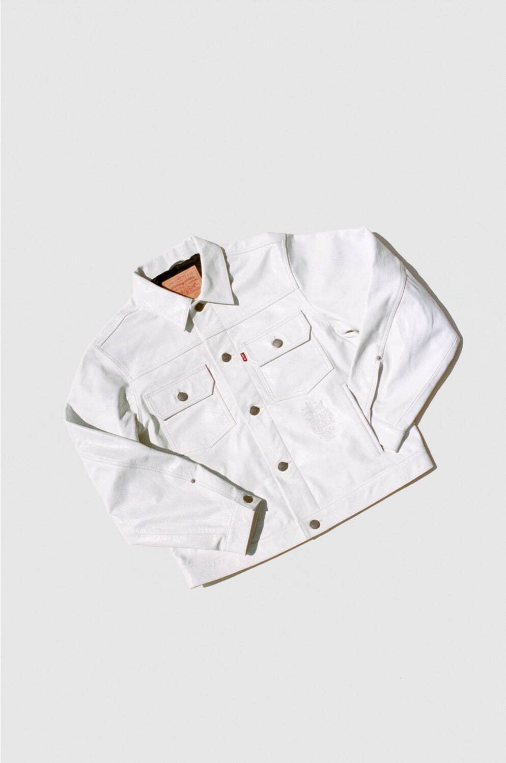 ステューシー×リーバイス、“白レザー”のトラッカージャケットや