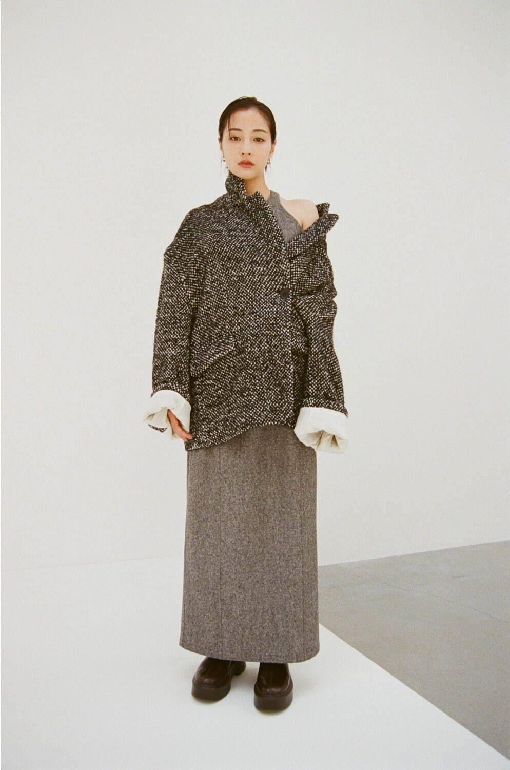 クラネ×広瀬すず、オーバーサイズのジャケットコート＆タック入り