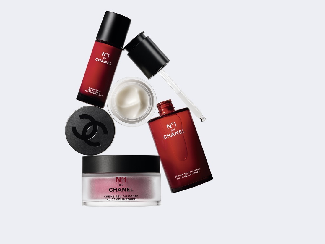 シャネル24年夏スキンケア、回転式アプリケーターでマッサージしながら