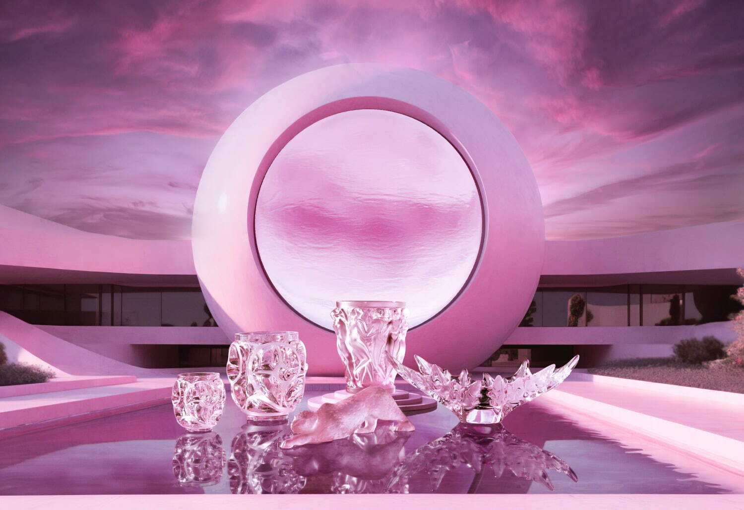 ラリックの“シダ”が渦巻くフラワーベースや“パンダ”オブジェ、ローズ色