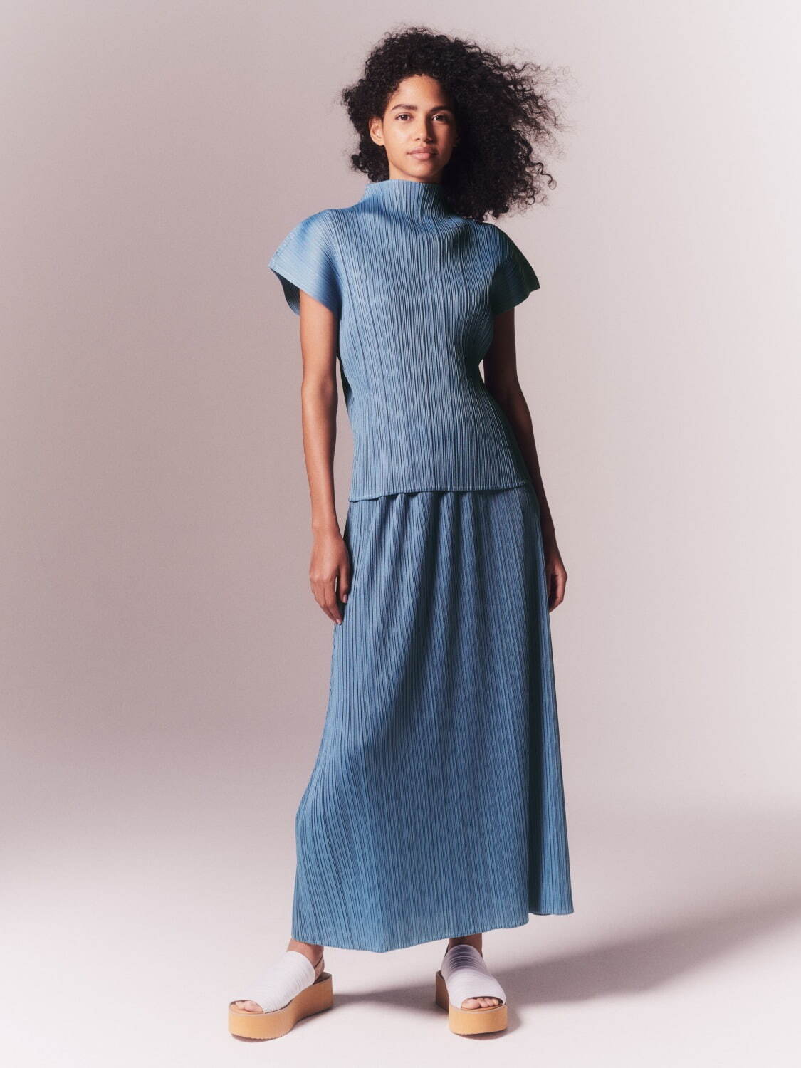 プリーツ プリーズ イッセイ ミヤケの“塩味”着想ウェア、ブルー