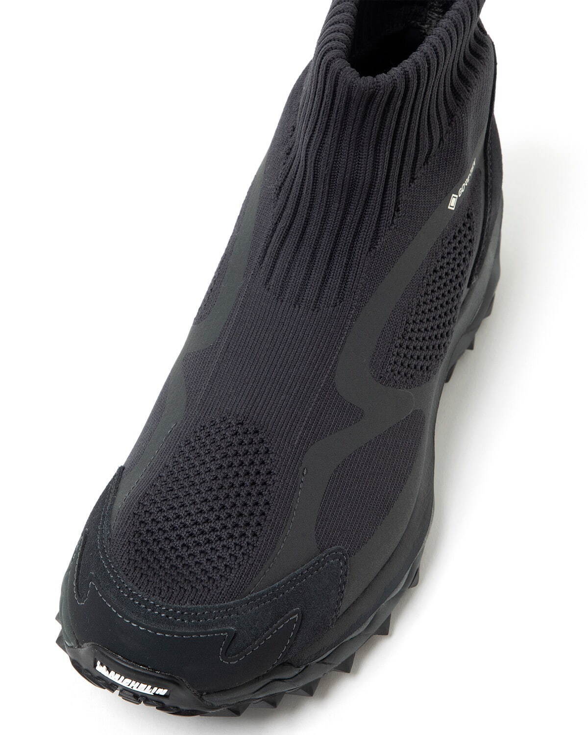 ミズノ×ノンネイティブの“オールブラック”スニーカー、ゴアテックス