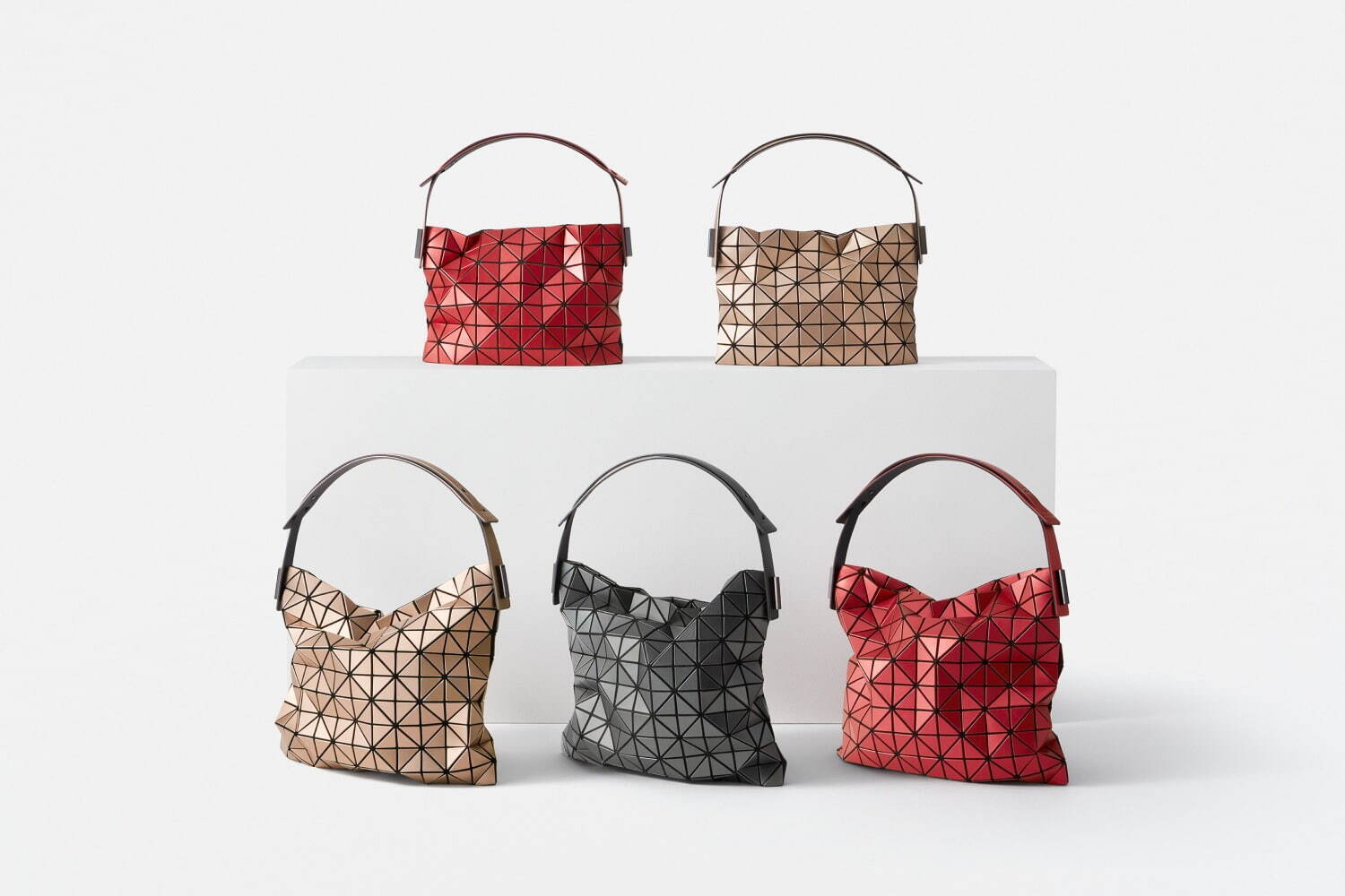 バオ バオ イッセイ ミヤケ24年秋冬、“えくぼ”のようにくぼんだ2WAY