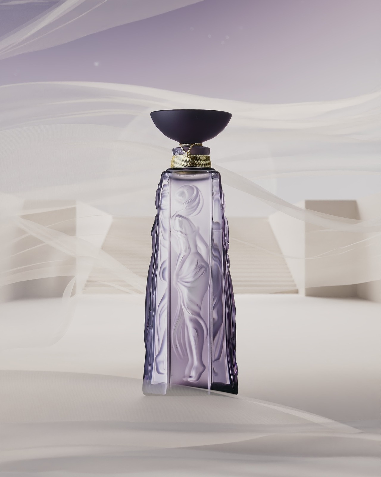 ラリック“女神×夕暮れパープル”のクリスタルガラス香水、フローラル