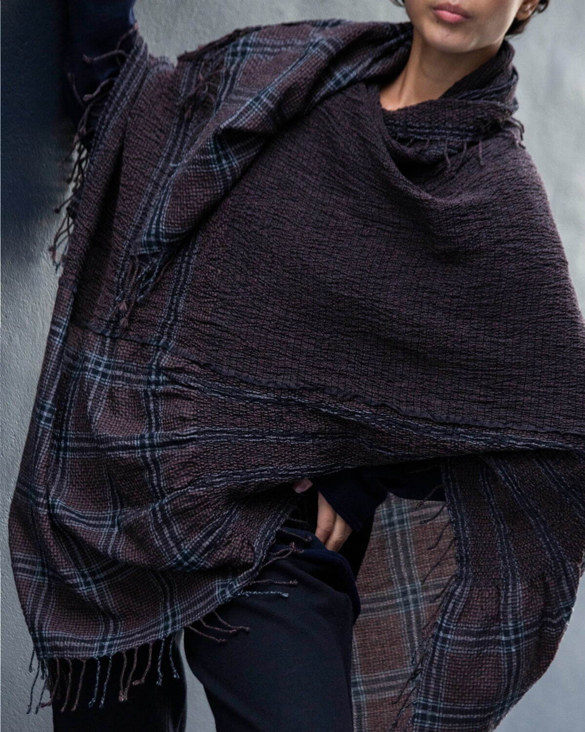 HaaT、軽やかな大判ストール「クレープタータン」を紹介する展示が